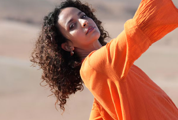 دوربین عکاسی بدون آینه سونی Sony ZV-E10 II Mirrorless Camera with 16-50mm Lens و عکاسی از مدل خانم