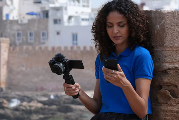 دوربین عکاسی بدون آینه سونی Sony ZV-E10 II Mirrorless Camera with 16-50mm Lens و دوربین در دست عکاس