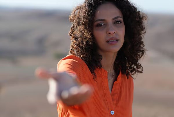 دوربین عکاسی بدون آینه سونی Sony ZV-E10 II Mirrorless Camera with 16-50mm Lens و عکاسی از مدل خانم