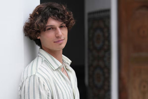 دوربین عکاسی بدون آینه سونی Sony ZV-E10 II Mirrorless Camera with 16-50mm Lens و عکاسی از مدل آقا