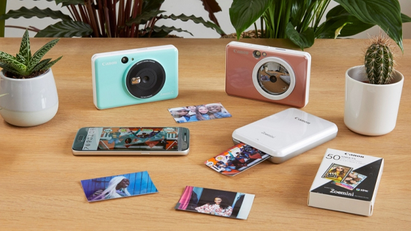 دوربین چاپ سریع کانن Canon Zoemini C Instant Camera Printer روی میز و چاپ عکس