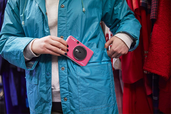 دوربین چاپ سریع کانن Canon Zoemini C Instant Camera Printer و ابعاد در دست خانم