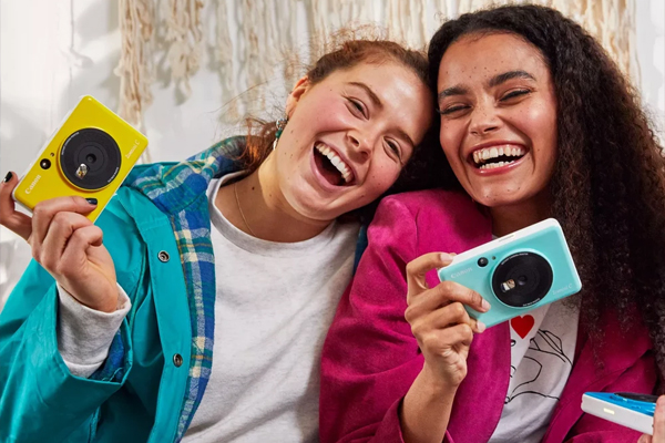 دوربین چاپ سریع کانن Canon Zoemini C Instant Camera Printer و ابعاد در دست خانم ها