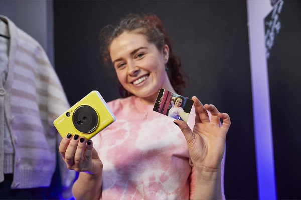 دوربین چاپ سریع کانن Canon Zoemini C Instant Camera Printer و ابعاد در دست خانم جوان