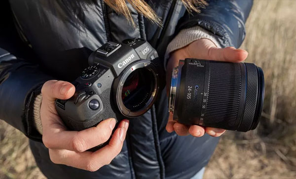 Canon RF-S 18-45mm f/4.5-6.3 IS STM Lens لنز کانن در دست عکاسی