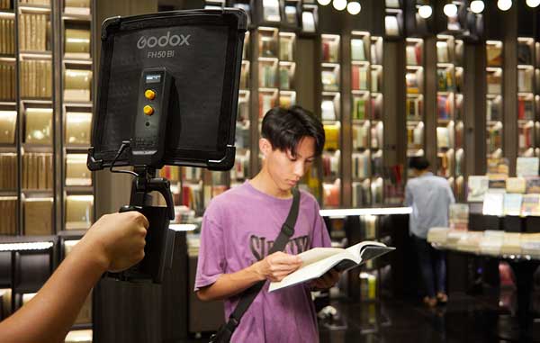 نور ثابت ال ای دی گودکس Godox FH50R RGB LED Light Panel و نورپردازی روی سوژه آقا