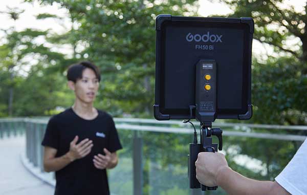نور ثابت ال ای دی گودکس Godox FH50R RGB LED Light Panel و نورپردازی روی سوژه آقا