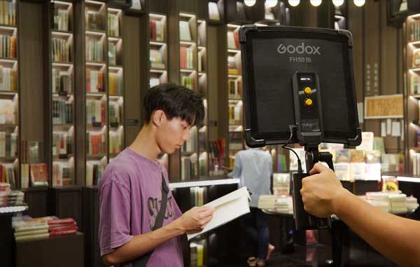 نور ثابت ال ای دی گودکس Godox FH50R RGB LED Light Panel و نورپردازی روی سوژه آقا