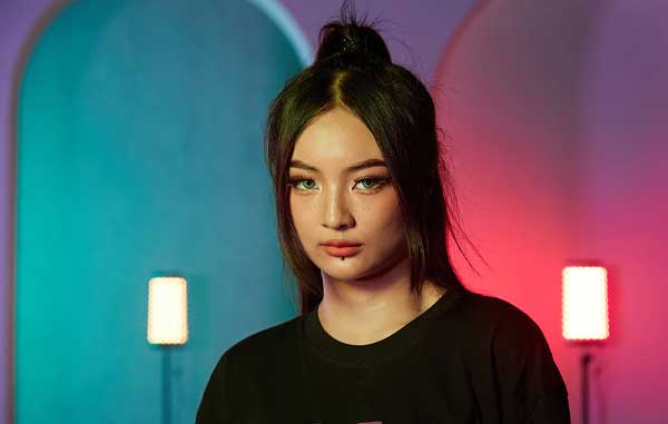 نور ثابت ال ای دی گودکس Godox FH50R RGB LED Light Panel و نورپردازی روی سوژه خانم