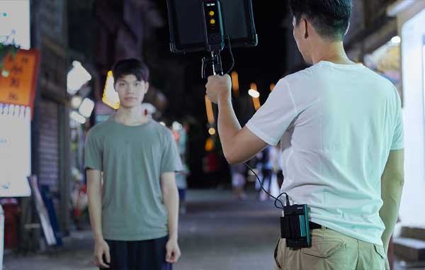 نور ثابت ال ای دی گودکس Godox FH50R RGB LED Light Panel و نورپردازی روی سوژه آقا در شب