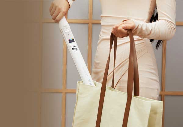 نور باتومی گودکس Godox LC500R Mini RGB LED Light Stick در دست خانم و ابعاد جمع و جور