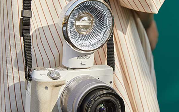 فلاش دوربین گودکس Godox Lux Elf Camera Flash روی دوربین 