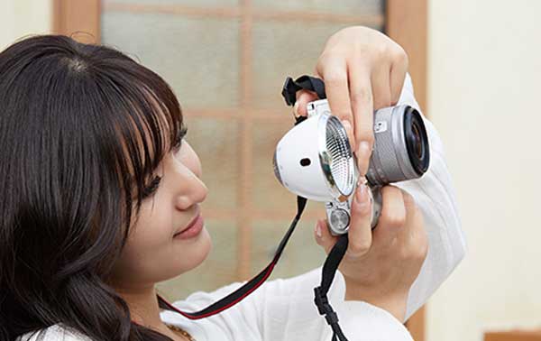 فلاش دوربین گودکس Godox Lux Elf Camera Flash روی دوربین در دست عکاس