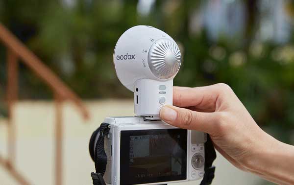 فلاش دوربین گودکس Godox Lux Elf Camera Flash روی دوربین 