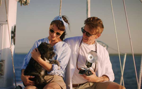 فلاش دوربین گودکس Godox Lux Senior Retro Camera Flash در دست عکاس