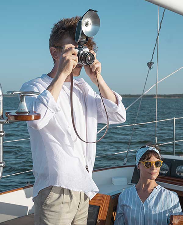 فلاش دوربین گودکس Godox Lux Senior Retro Camera Flash در دست عکاس