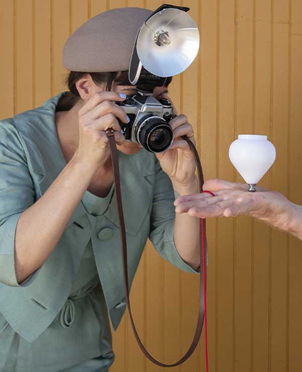 فلاش دوربین گودکس Godox Lux Senior Retro Camera Flash در دست عکاس