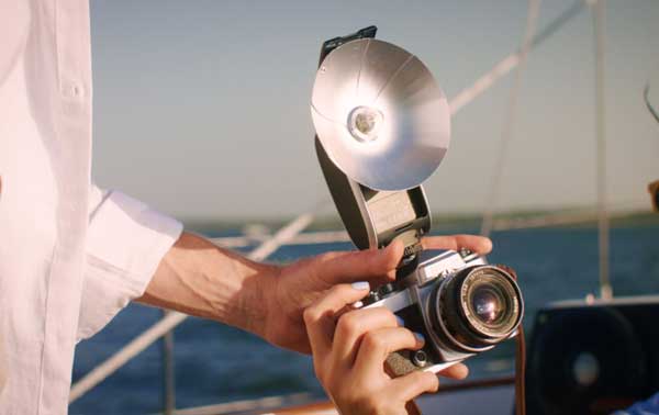 فلاش دوربین گودکس Godox Lux Senior Retro Camera Flash در دست عکاس