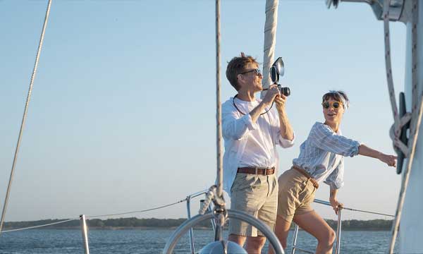 فلاش دوربین گودکس Godox Lux Senior Retro Camera Flash در دست عکاس