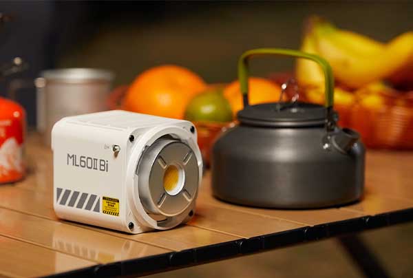 ویدئو لایت گودکس Godox ML60IIBi Bi-Color LED Monolight و نمای جانبی روی میز