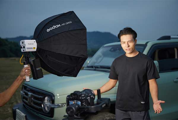 ویدئو لایت گودکس Godox ML60IIBi Bi-Color LED Monolight و نورپردازی به سوژه مرد