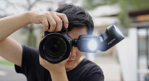 فلاش اسپیدلایت گودکس Godox V1Pro-N Flash for Nikon در دست عکاس