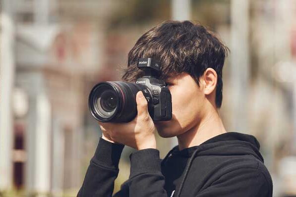 فرستنده گودکس Godox X3 C TTL Canon Sender و دوربین در دست عکاس