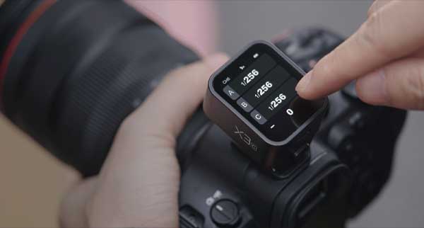 فرستنده گودکس Godox X3 C TTL Canon Sender روی دوربین عکاسی