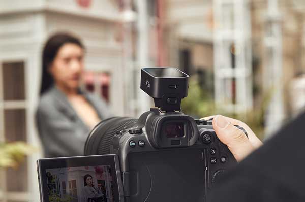 فرستنده گودکس Godox X3 C TTL Canon Sender و دوربین در دست عکاس