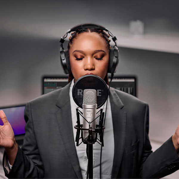 میکروفون استودیویی رود Rode NT1 5th Generation و خانم در حال خوانندگی