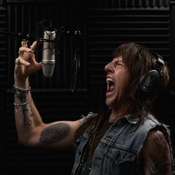 میکروفون استودیویی رود Rode NT1 5th Generation و مرد در حال خوانندگی