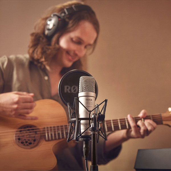 میکروفون استودیویی رود Rode NT1 5th Generation و مرد در حال نوازندگی