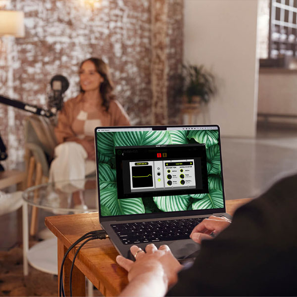 میکروفون استودیویی رود Rode NT1 5th Generation و خانم در حال تولید پادکست