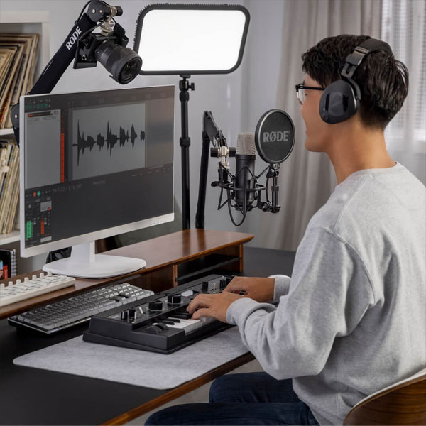 میکروفون استودیویی رود Rode NT1 5th Generation و آقا در حال تولید محتوا