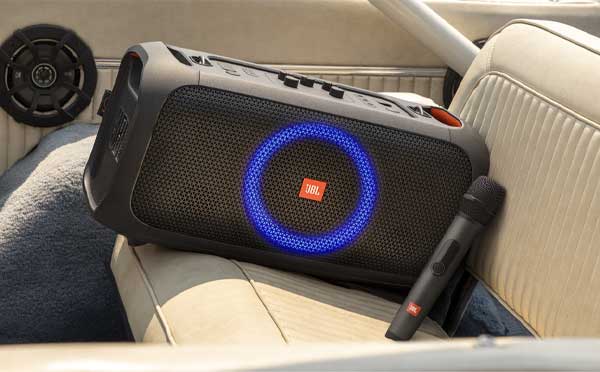 میکروفون دستی بی سیم جی بی ال JBL TWO MIC Wireless Microphone روی صندلی ماشین