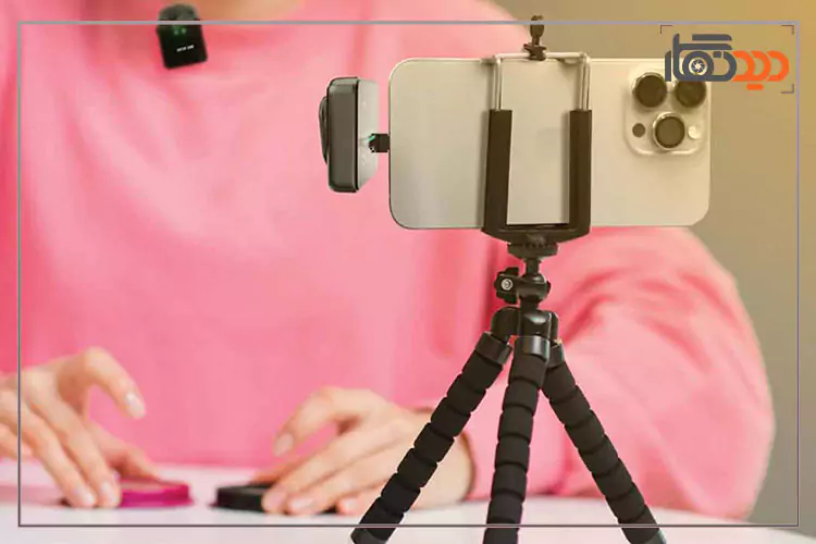 میکروفون Green GLM Professional روی یقه و گوشی آیفون