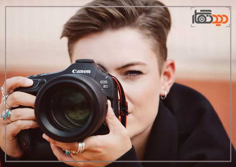 دوربین عکاسی بدون آینه کانن Canon EOS R1 Mirrorless Camera Body در دست عکاس