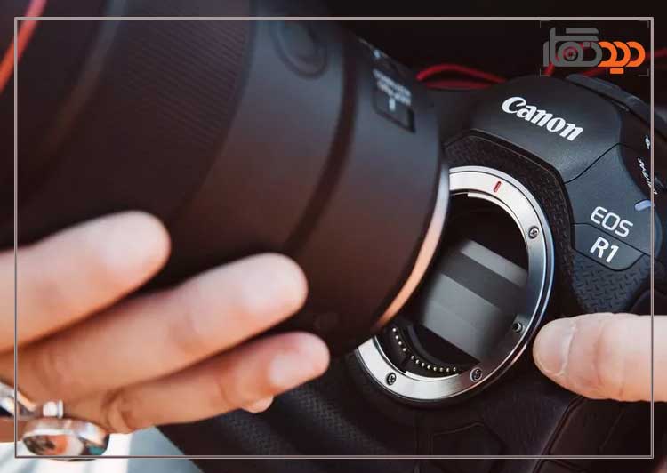 دوربین عکاسی بدون آینه کانن Canon EOS R1 Mirrorless Camera Body در دست عکاس