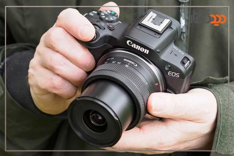 نقد و بررسی دوربین کانن R50 در دست عکاس