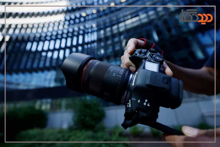 لنز کانن Canon RF 24mm f/1.4 L VCM Lens در دست عکاس