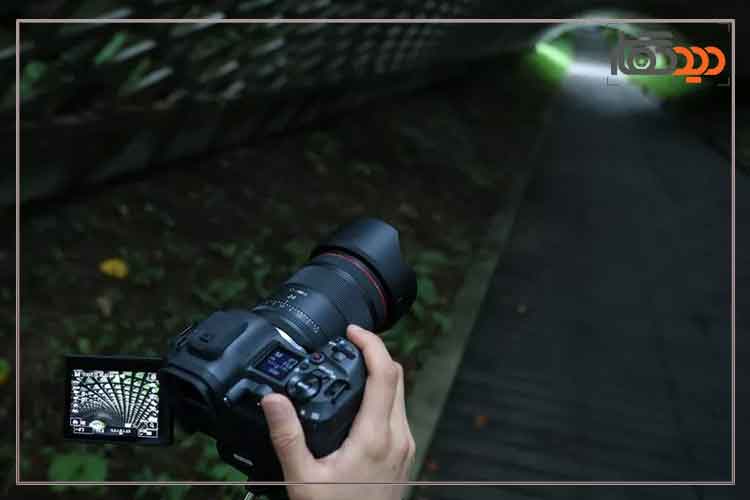 لنز کانن Canon RF 24mm f/1.4 L VCM Lens در دست عکاس