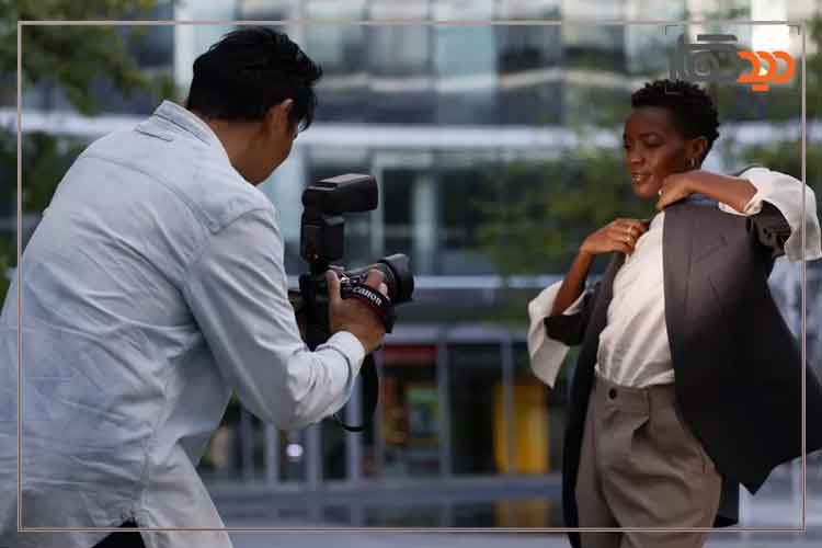 لنز کانن Canon RF 24mm f/1.4 L VCM Lens در دست عکاس