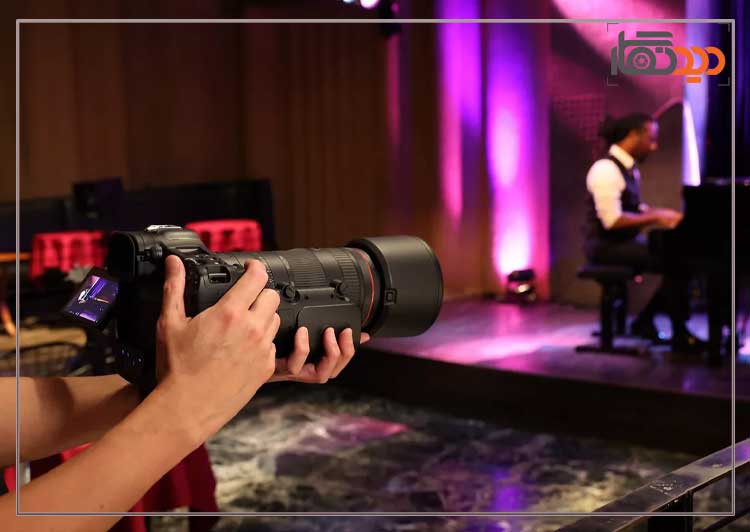 لنز کانن Canon RF 70-200mm f/2.8 L IS USM Z Lens White در دست عکاس