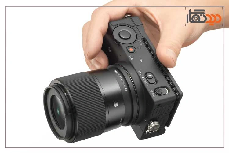 لنز سیگما Sigma 23mm f/1.4 DC DN Lens For Canon RF و نمای جانبی در دست عکاس