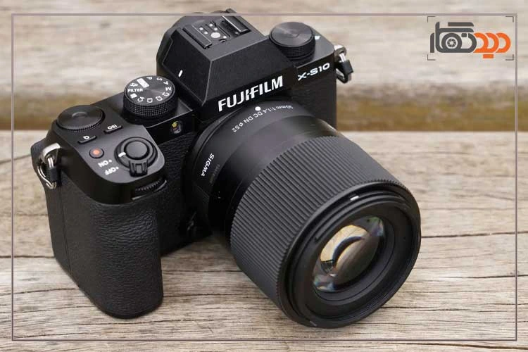 لنز سیگما Sigma 30mm f/1.4 DC DN Lens For Canon R و نمای جانبی روی دوربین