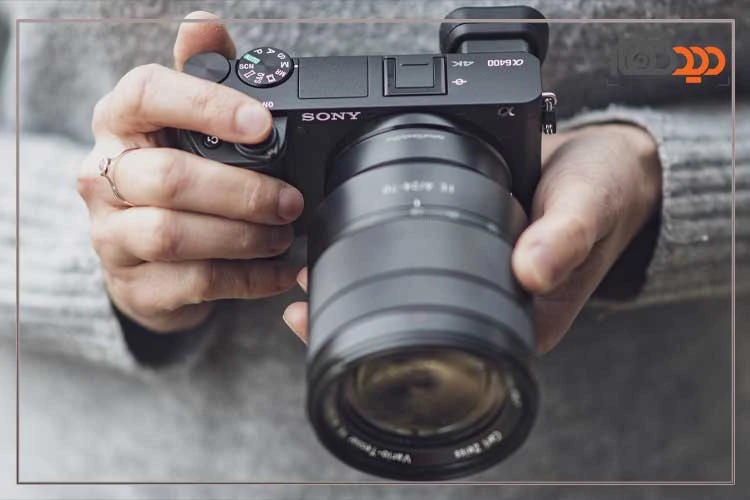 نقد و بررسی دوربین سونی A6400 در دست عکاس