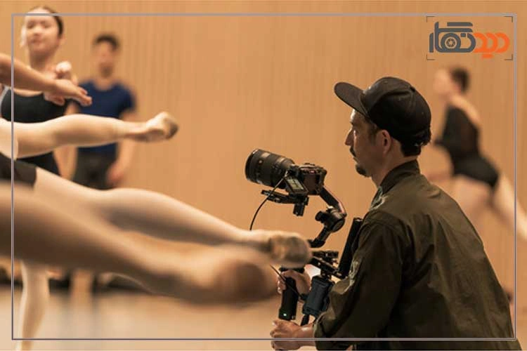 لنز سونی Sony FE 28-70mm f/2 GM Lens For Sony E در دست عکاس