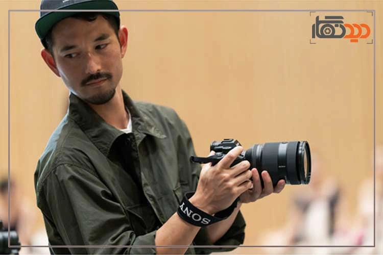 لنز سونی Sony FE 28-70mm f/2 GM Lens For Sony E در دست عکاس