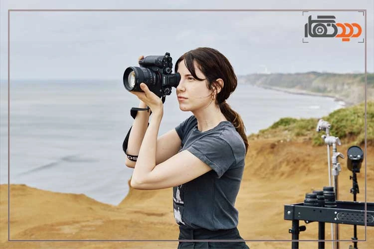 دوربین عکاسی بدون آینه سونی Sony a1 II Mirrorless Camera Body در دست عکاس