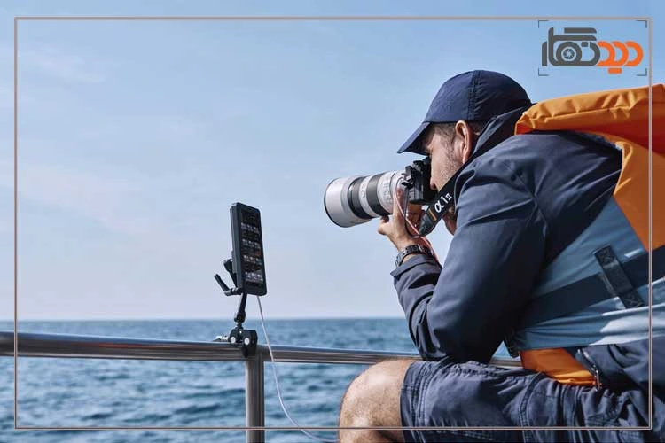 دوربین عکاسی بدون آینه سونی Sony a1 II Mirrorless Camera Body در دست عکاس